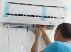 Homme installation climatisationn
